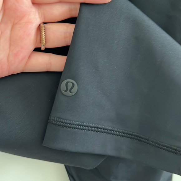 * SOLD* Lululemon Run with the Waves Crop 21” - Picture 6 of 9